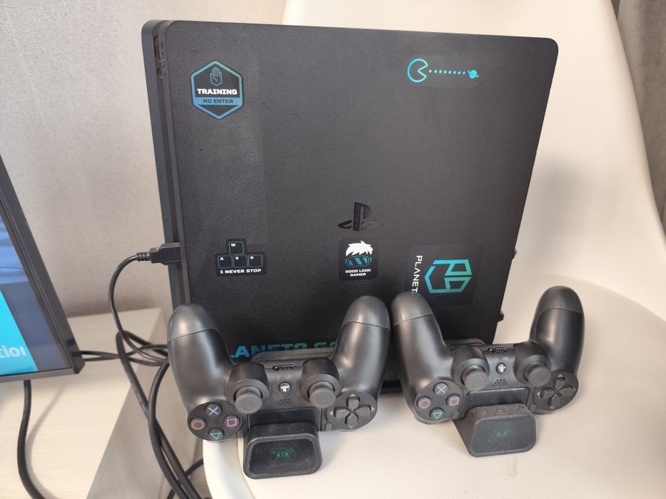 Продам playstation 4 slim
