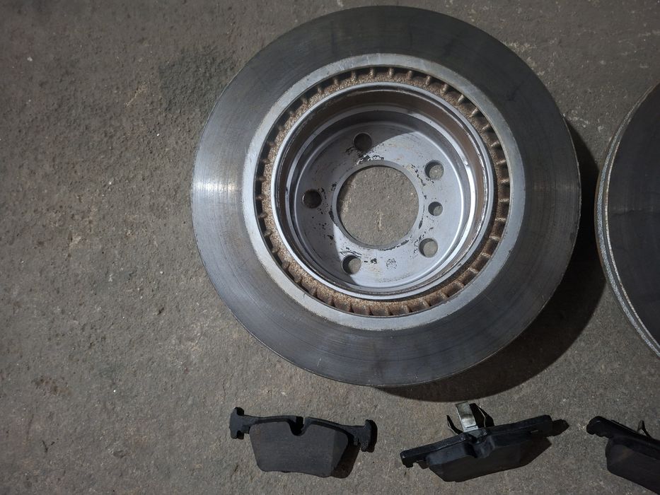 Set discuri frana fata cu plăcuțe BMW F30 F31 Allied Nippon 300 / 20  in stare foarte buna