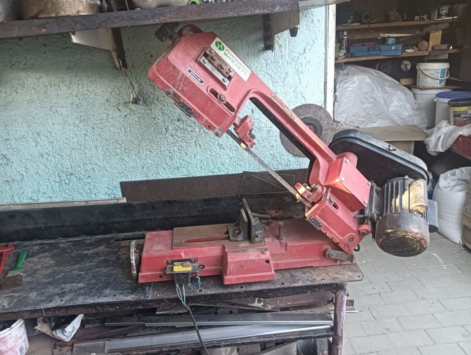 Fierăstrău bazic electric