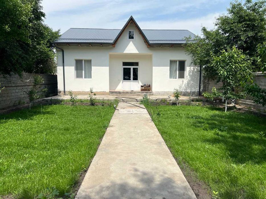 Hovli sotiladi. Laylak mahalla, 11 maktab orqasida, 6 sotix 4 xona