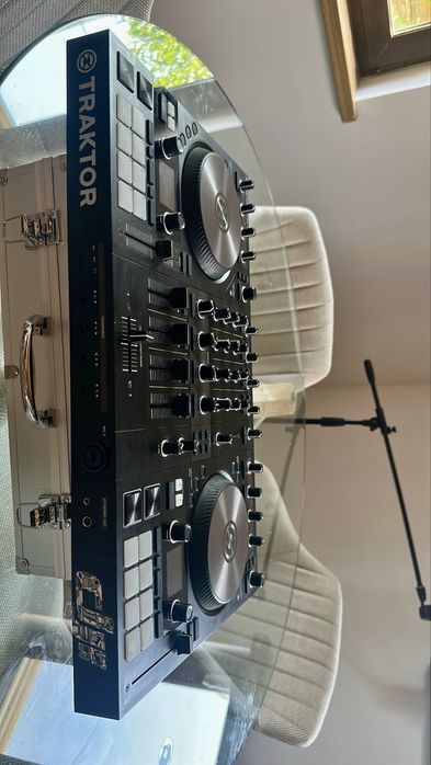 Consolă DJ Traktor s4 mk3