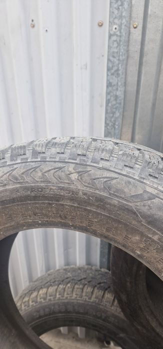 Продам комплект зимней резины на 18
