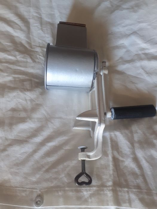 Mașină de tocat nucă clasică