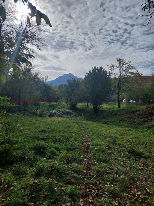 Панорамен парцел с гледка към връх Марагидик в кв. Острец