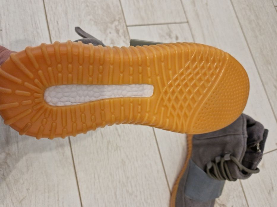 Vând/schimb adidași yeezy boost grey gum 750 originali noi mărimea 40