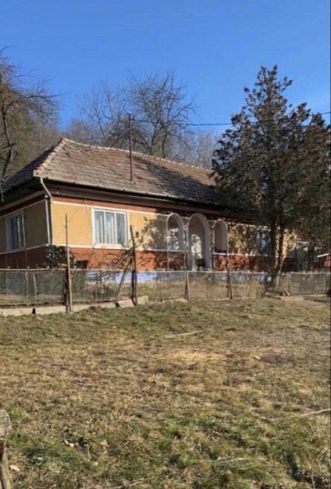 Vind casa compusa din 3 camere bucatarie 69 mp  sura si grajd pt animale  cotet pt porci ,teren 50 arii.