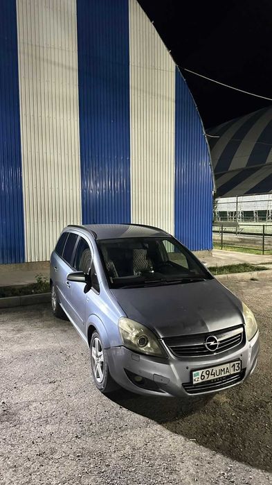 OPEL ZAFIRA 2004 года