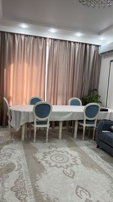 Стол и стулья.