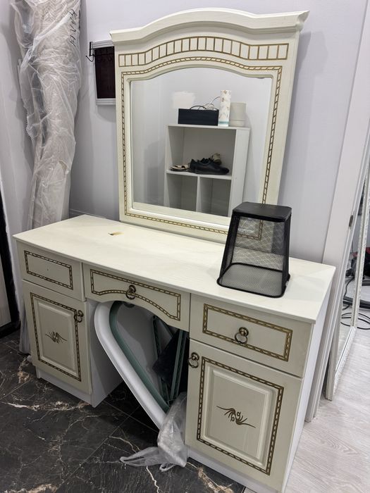 трюмо , туалетный столик с зеркалом.