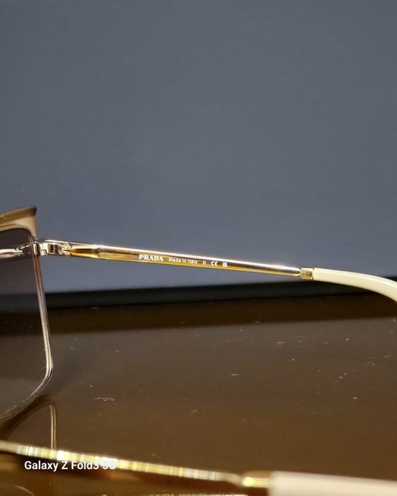 Продам женские очки Prada