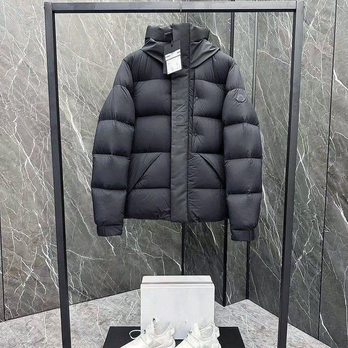 Kurtka moncler L razmer