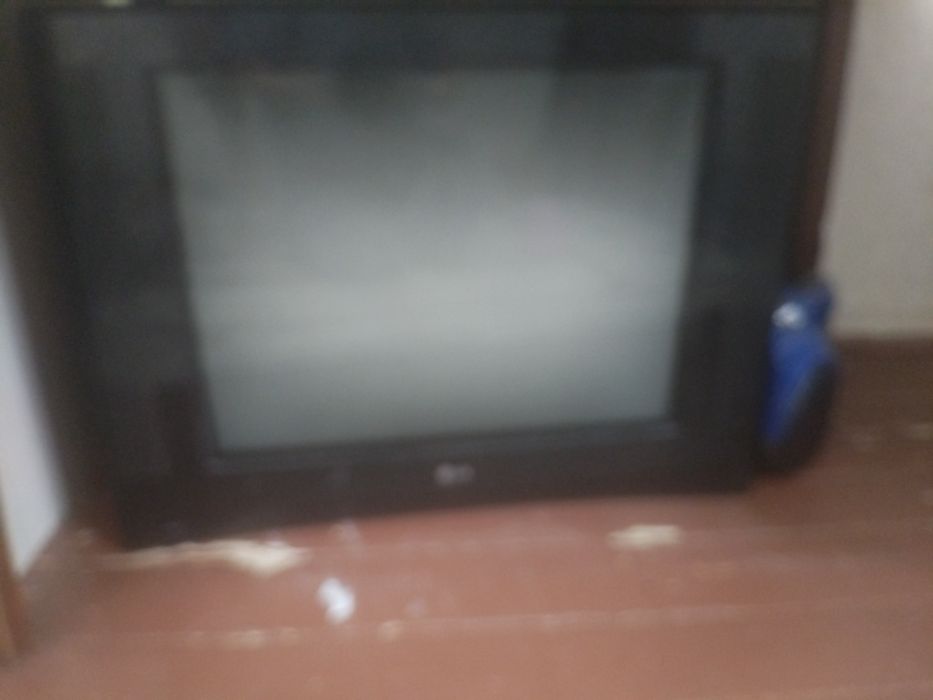 Детский кровать и телевизор