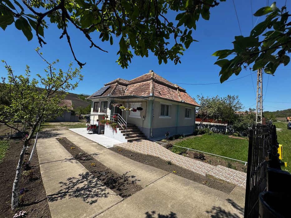 De vanzare in Tritenii-Hotar  Casa 161 mp + Teren 26,70 ar
