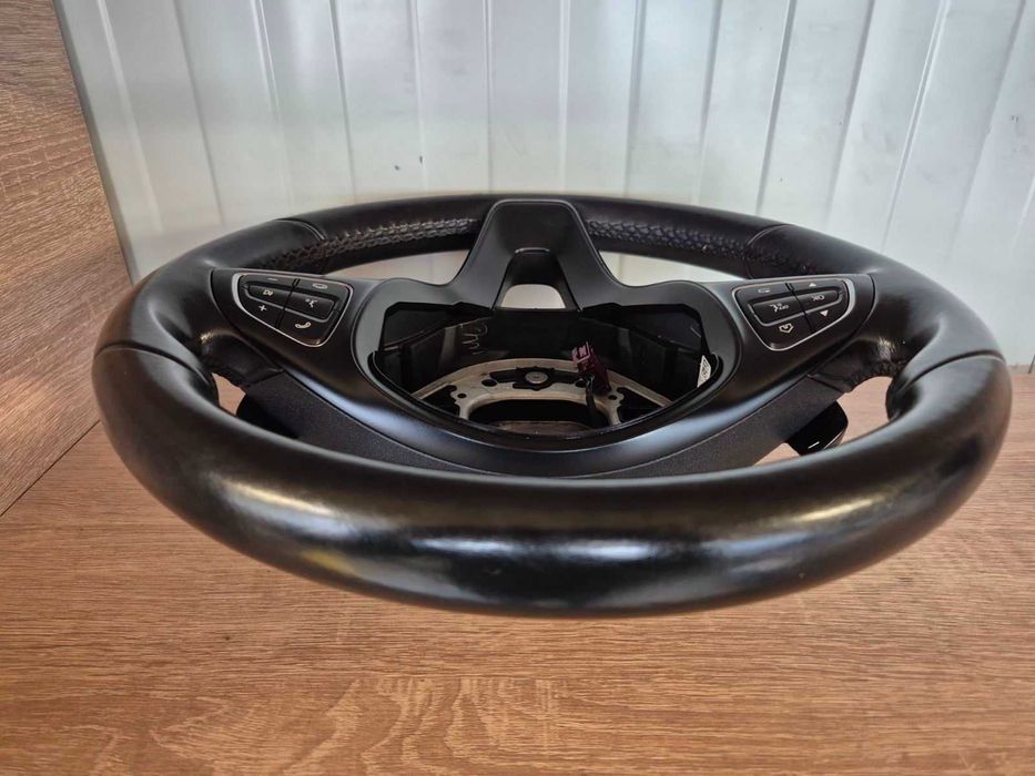 Продавам кожен волан с пера MERCEDES W205 W213 CLA 2015-2019