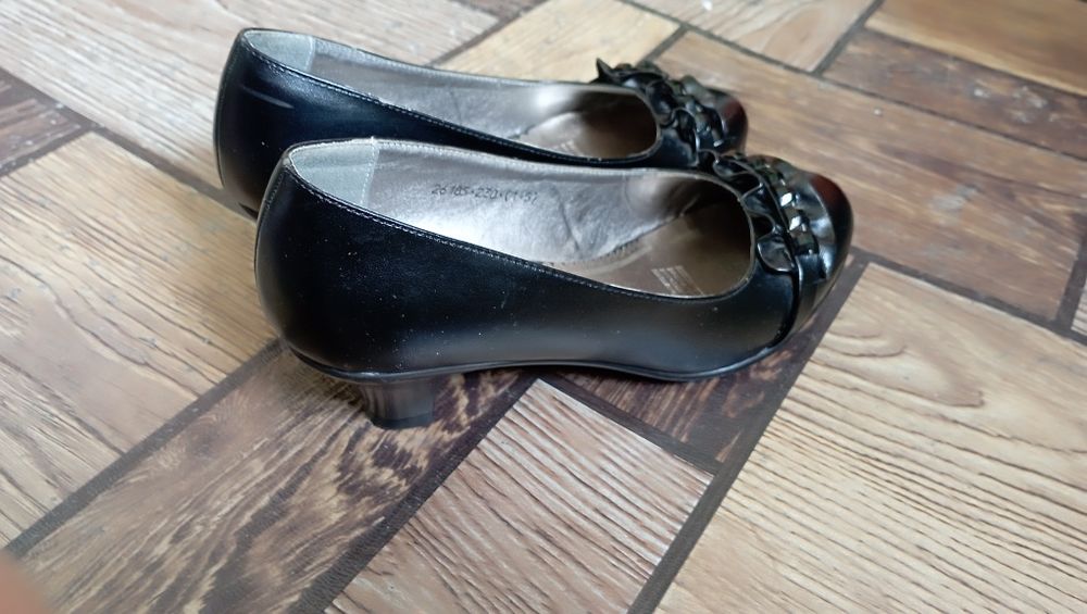 Туфли 36 размер. Качество отличное. Каблук очень удобный.