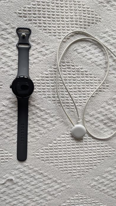 Google Pixel Watch 2 с допълнителни каишки