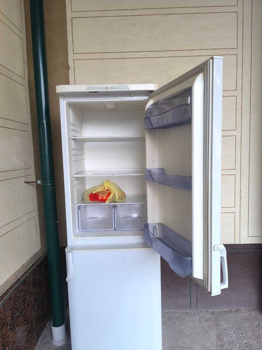 Холодильник Бирюса (2-камерный, высота 1.8 м) в отличном состоянии