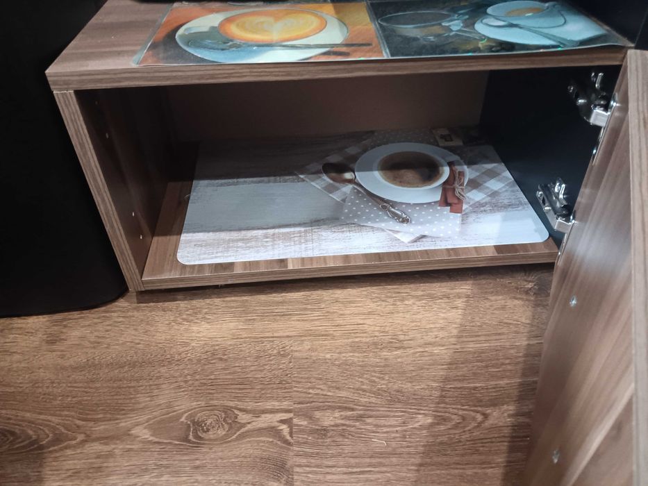 Запазена спалня с две нощни шкафчета и матрак към нея!  Материал направена е от дърво има ракла с механизъм за багаж под нея!  Размери 2 на 160.