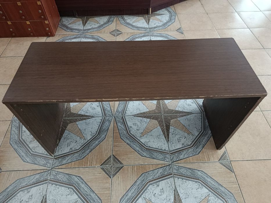 Черный и деревянный стол