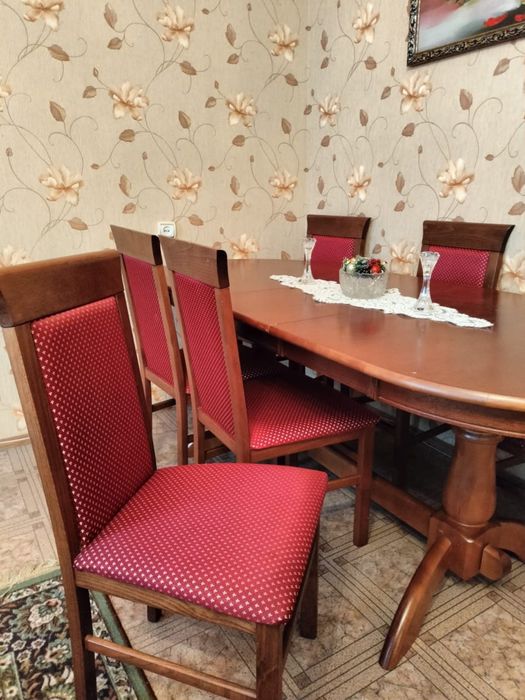 Стол со стульями