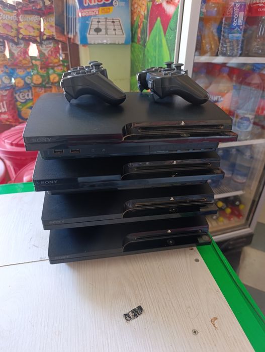 "PlayStation 3 Slim ideal holatda, joystik bilan".