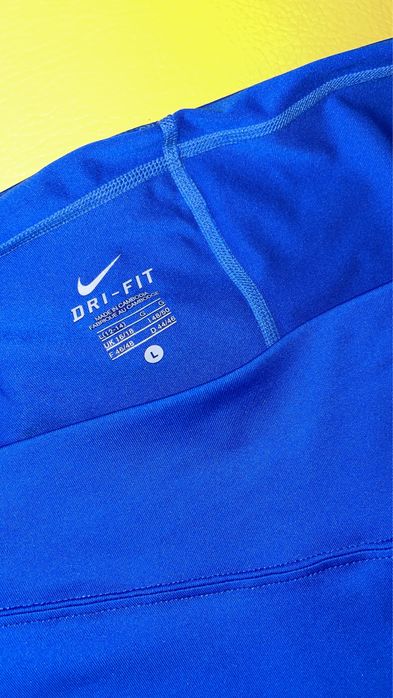 Нова спортна пола на Nike с бродирано лого