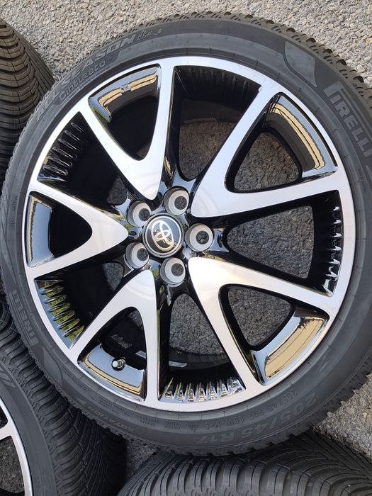 17" оригинални алуминиеви джанти за Toyota Yaris hybrid.