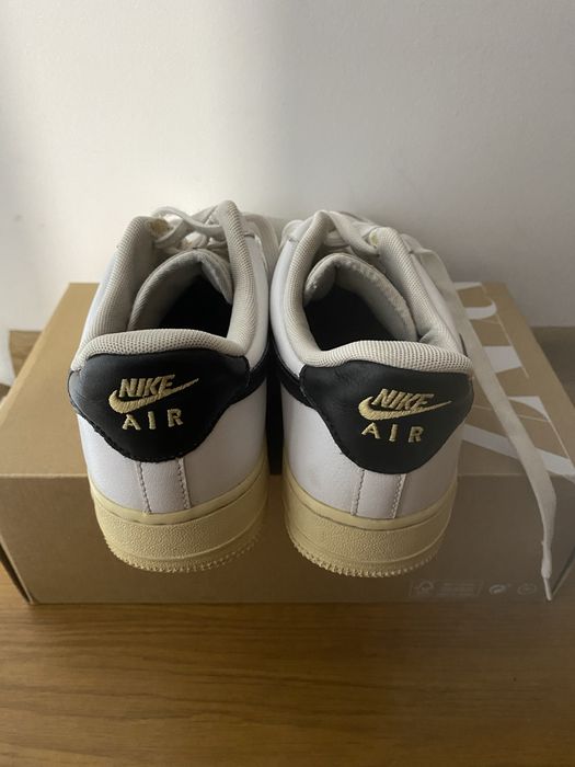 Nike Air Force 1 alb/negru cu detalii aurii – mărimea 40 – stare foarte bună