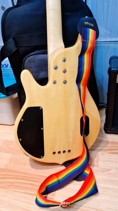 Бас гитара + чехол+ комбик