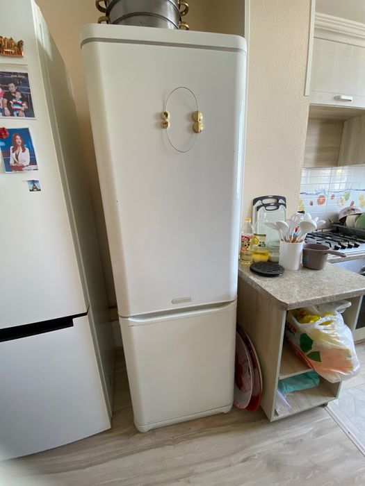 Холодильник б/у в хорошом состоянии, работает.