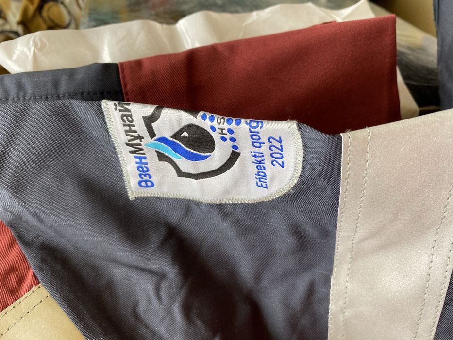 Мұнайшы киімдері бар