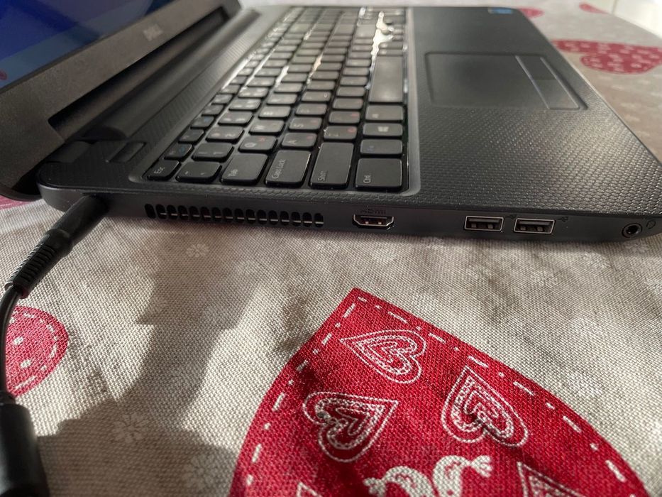Лаптоп DELL за ремонт или за части + оригинално зарядно