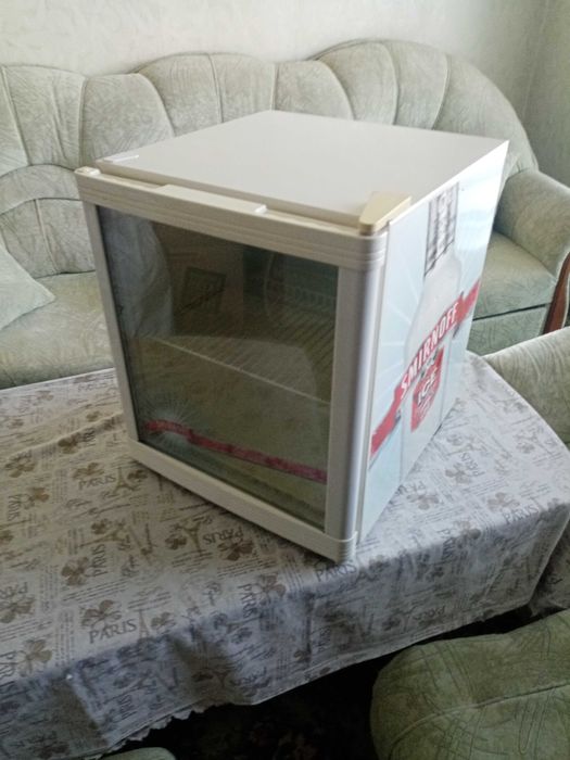Продавам мини хладилник HUSKY