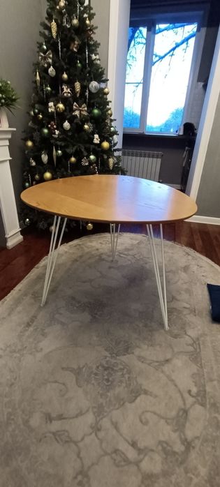 Стол трёхугольный