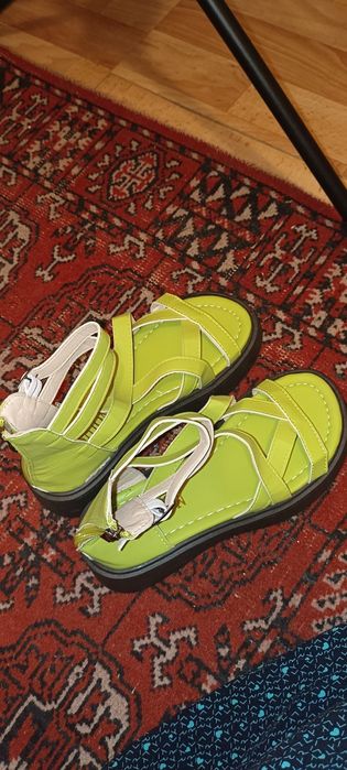 Продам новые туфли и сандали.