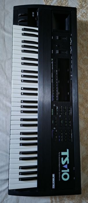 Ensoniq ts10 sotiladi.