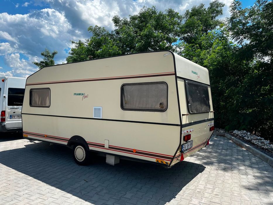 Rulota cu 2 spatii de dormit
