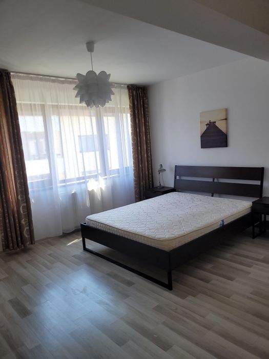 Particular, inchiriez garsoniera in Tractorul cu loc de parcare