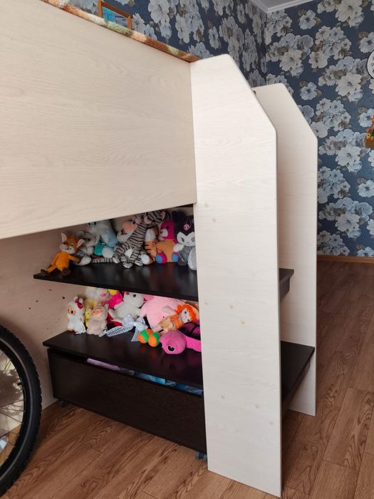 Продам кровать с полками