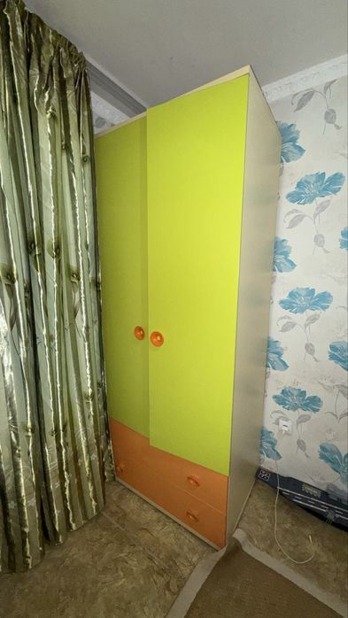 Детская кровать и шкаф