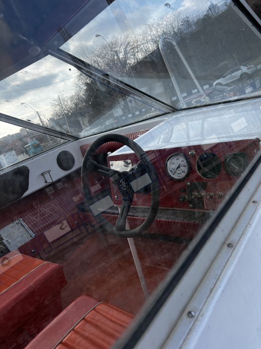 Barca semicabinata si peridoc.