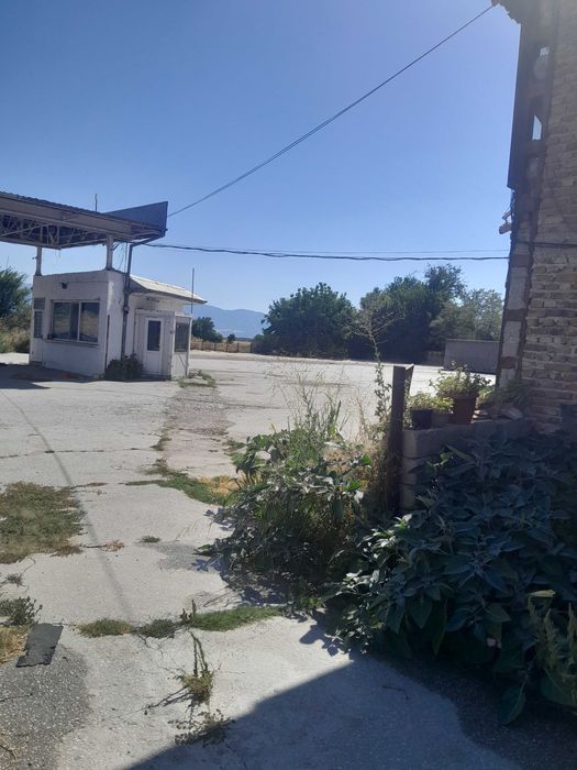 Давам под наем база с асфалтова площадка