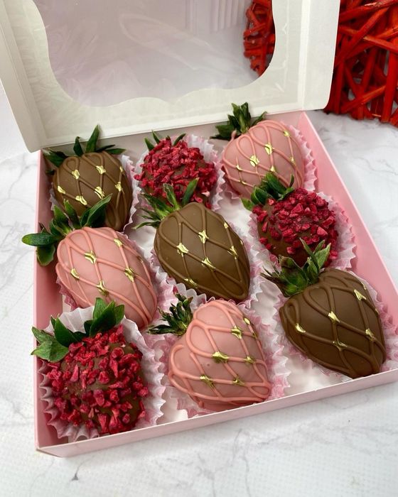 Клубника в шоколаде, цветы из шоколада