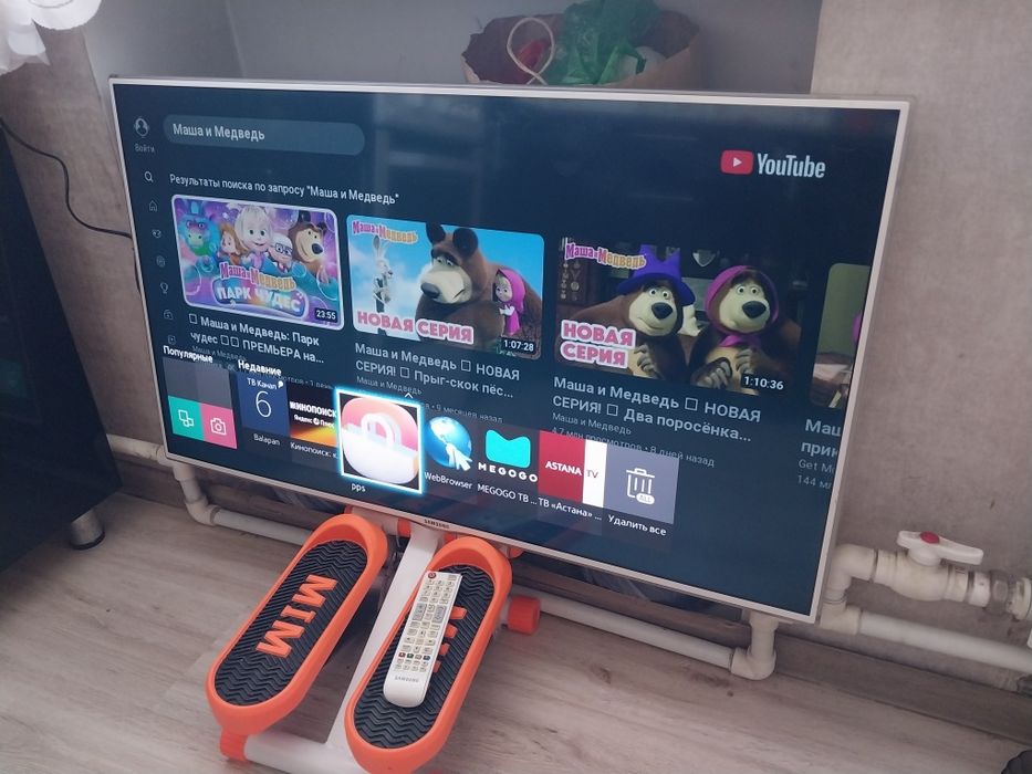 Смарт телевизор Samsung 101см. С белыми рамками.