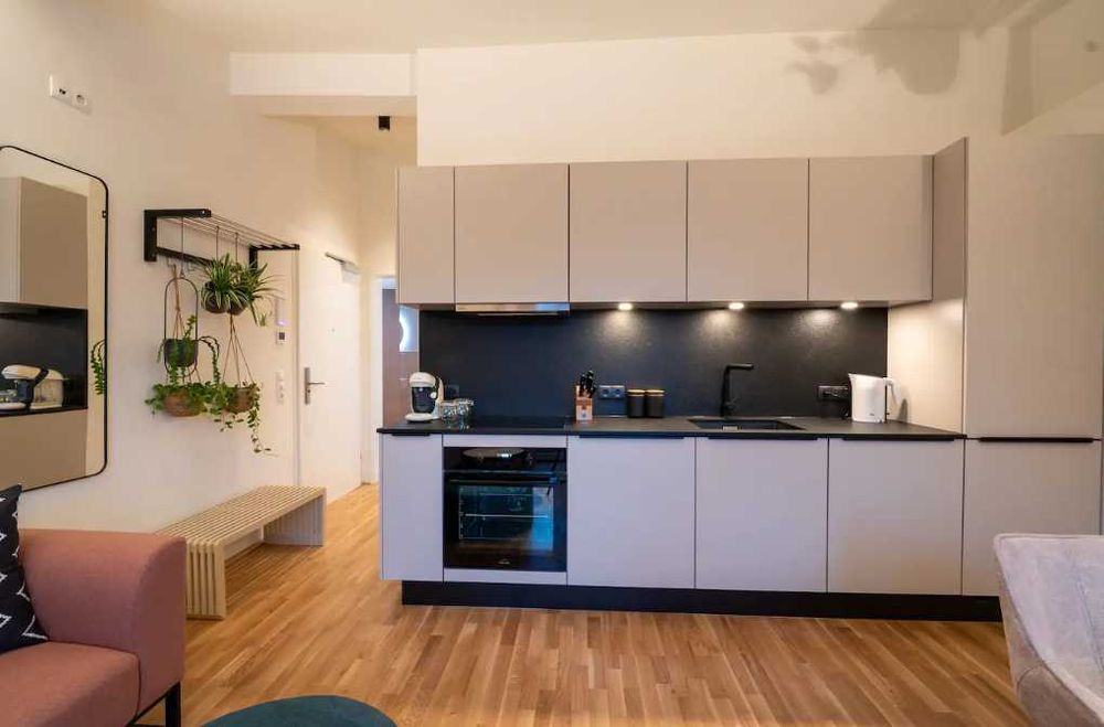 Дава се под наем Тристаен апартамент в Пловдив, Център - 93 кв.м за 351.9 € - Снимка #1