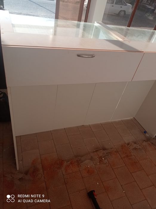 Vitrena sotiladi Mebelniy ofisga zõr yarashadi