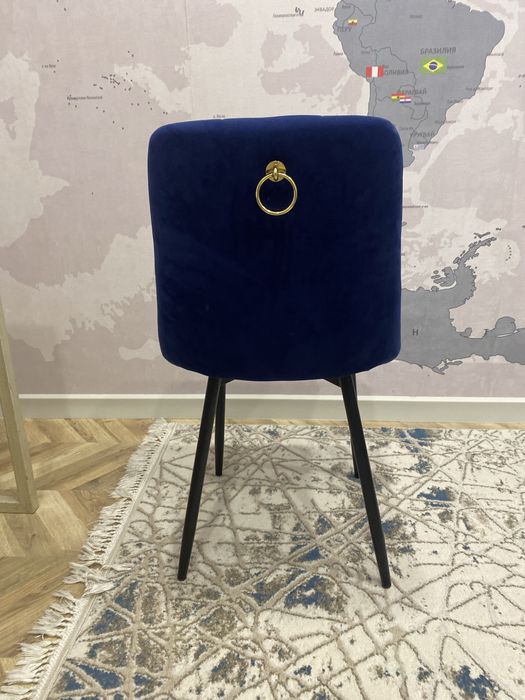 Синий стул для всех возрастов