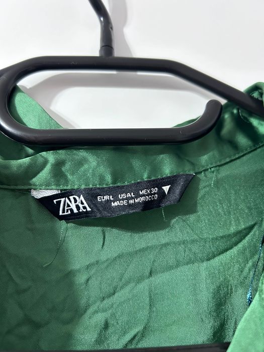 Vând rochie cu 2 mici defecte