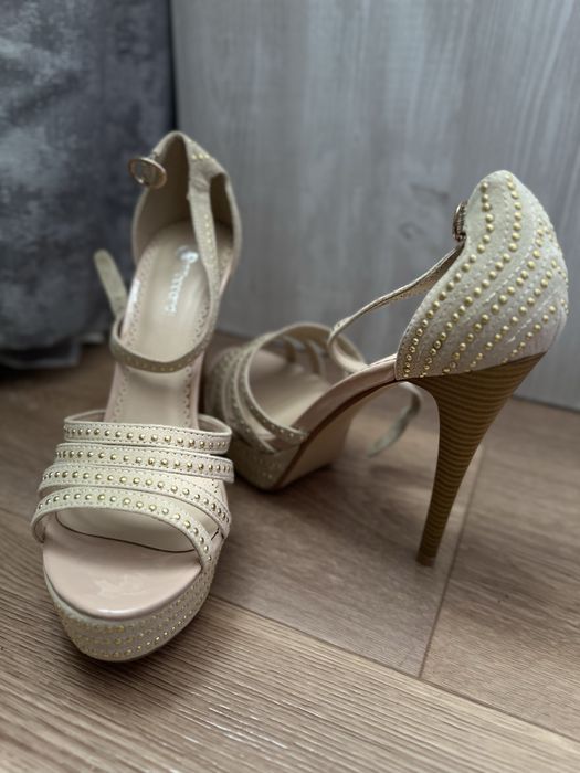 Продам туфли новые