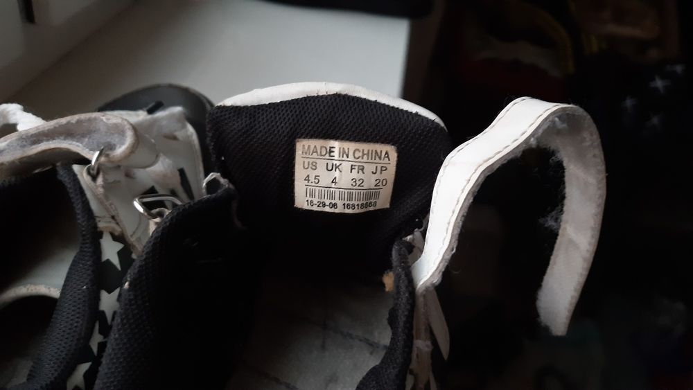 Кроссовки на девочку.